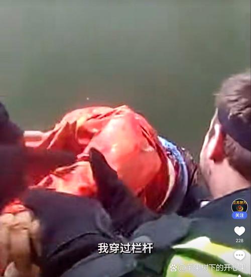 2025年正版资料免费大全和男子在湖边被蛇咬伤与男子在湖边被蛇咬伤视频